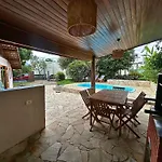 Casa aconchegante para 14 pessoas com piscina e churrasqueira